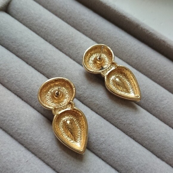 Swarovski Clear Crystal Teardrop shape gold tone pierced earrings - Picture 2 of 9